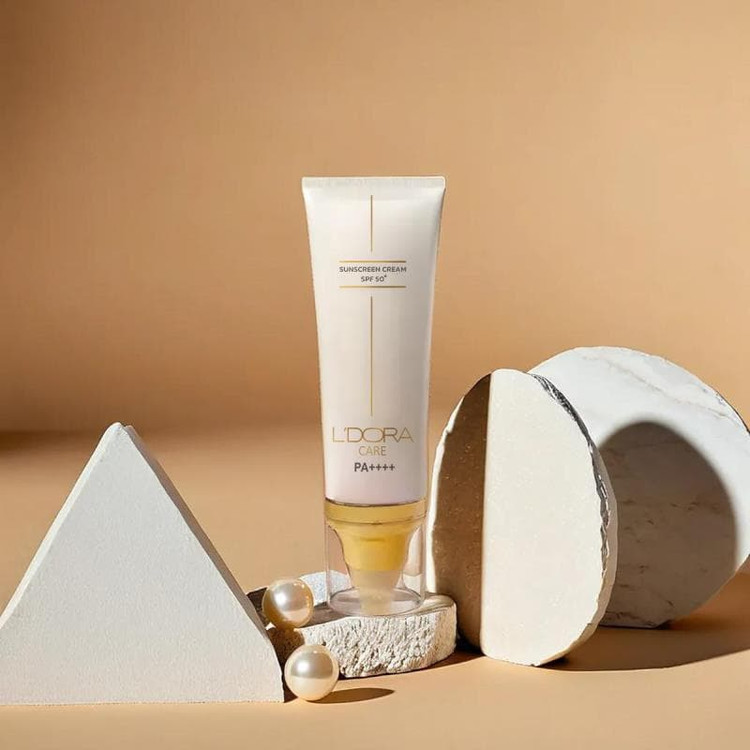 کرم ضدآفتاب +SPF50 بی رنگ مناسب انواع پوست ۸۰ میلی لیتر